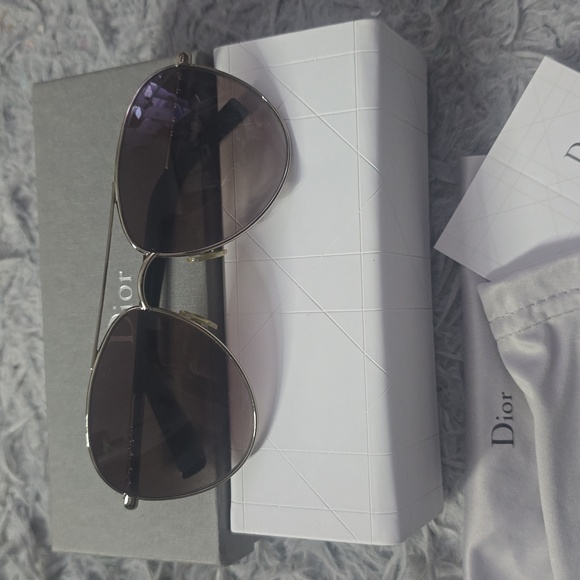 Dior Women's Gray & Silver Aviator Sunnies (NWOT)(FULL INCLUSION)✨️🩶🤍✨️ - Picture 1 of 8